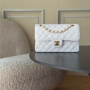 CHANEL White Quilted Shoulder Bag with Gold Chain